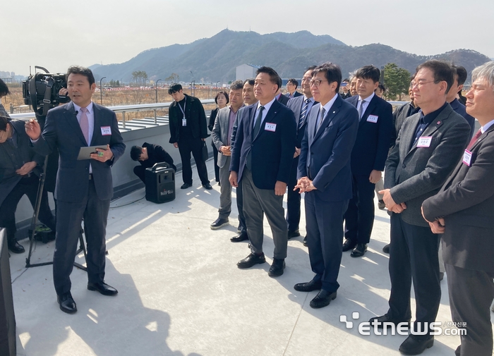 김태열 부산정보산업진흥원장(왼쪽 첫번째)이 제21차 부산미래혁신회의 참석자에게 에코델타시티 AI스마트시티 인프라에 대해 소개했다.