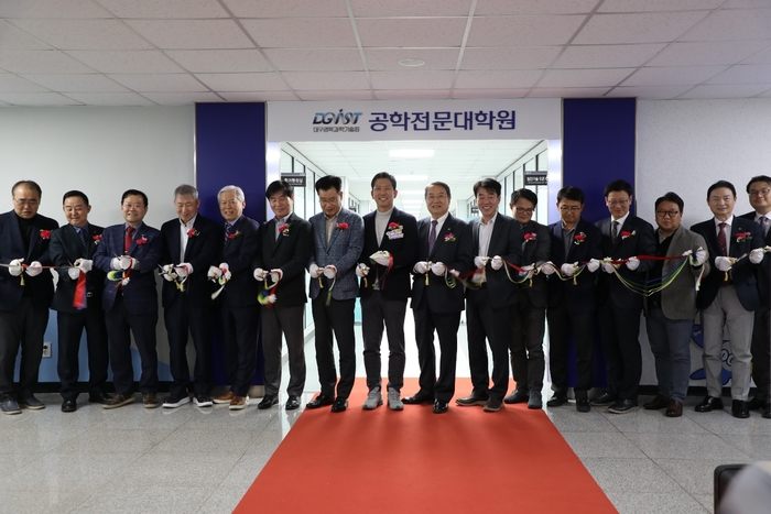 대구경북과학기술원(DGIST)은 13일 경북 구미에서 'DGIST 공학전문대학원 구미캠퍼스' 개원식을 가졌다.