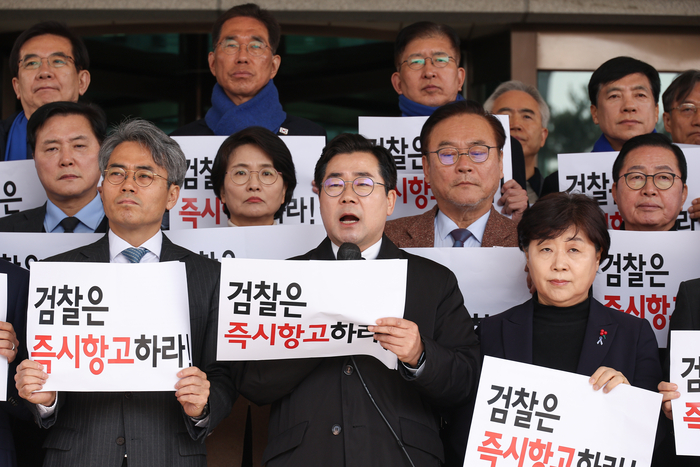 더불어민주당 박찬대 원내대표가 13일 서울 서초구 대검찰청에서 검찰의 윤석열 대통령 석방에 대한 즉시 항고 촉구 기자회견을 열고 발언하고 있다. [연합뉴스]