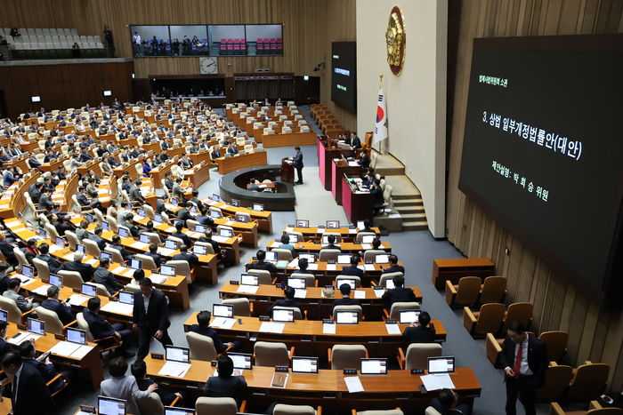 13일 국회 본회의에서 더불어민주당 박희승 의원이 상법 일부개정법률안에 대한 제안설명을 하고 있다. 연합뉴스.