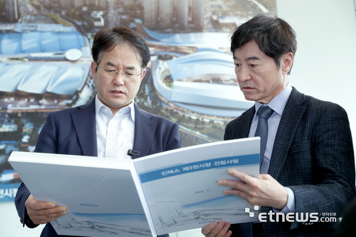 이동환 경기 고양시장이 킨텍스 제3전시장 건설사업안을 살펴보고 있다.