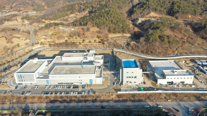 미생물실증지원센터 본공장(왼쪽)과 mRNA 제조소, 교육관.