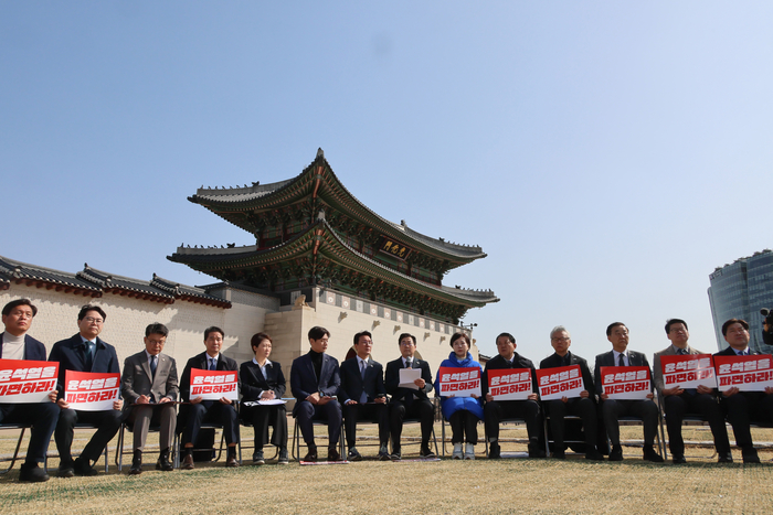 더불어민주당 박찬대 원내대표가 14일 서울 광화문 인근에서 열린 현장 최고위원회의에서 발언하고 있다. 연합뉴스