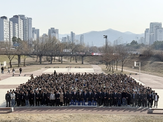 안랩 창립 30주년 기념식에서 임직원들이 기념촬영을 하고 있다.(안랩 제공)