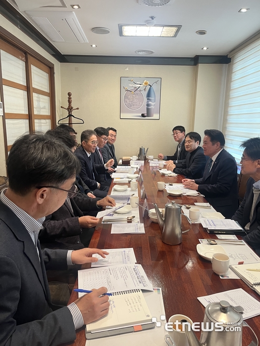 경기 안양시는 14일 202년 성공적인 교육지원사업 추진을 위해 관내 특성화고 및 특목고 등 교장 8명과간담회를 개최했다