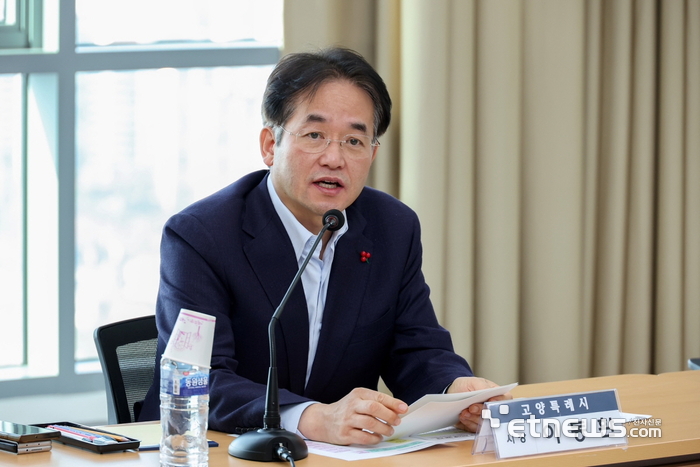 이동환 고양시장이 13일 지식산업센터 협의회와의 간담회를 참석해 인사말을 하고 있다.