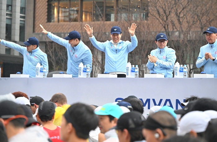 오세훈 서울시장이 16일 서울 광화문광장에서 열린 '2025 서울마라톤' 개회식에서 축사를 하고 있다. 서울시 제공