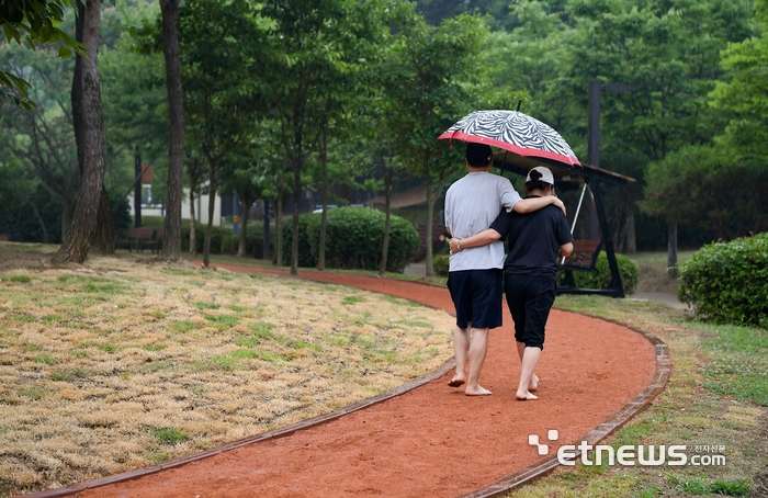 경기 오산시가 봄철을 맞아 지난해 조성한 맨발 황톳길 3개소를 재개장한다.