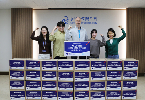 14일 서울 서대문구 소재 동방사회복지회에서 한스 브랑켄 AXA손해보험 대표(왼쪽 세번째) 및 임직원들이 여성위생용품 키트를 전달하고 기념촬영을 하고 있다.(사진=악사손보)
