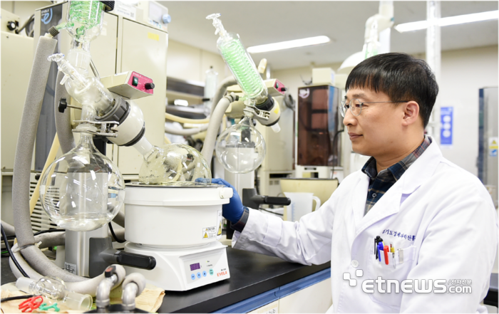 경과원 연구팀이 '금 나노입자로 처리한 아프젤린의 알츠하이머병 인지능 개선효과'를 입증하기 위해 농축기를 활용, 실험을 진행하고 있다.