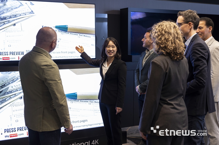 삼성전자 2025년형 Neo QLED 4K 살펴보는 참석자들