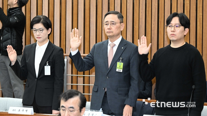 증인 선서하는 조주연-금정호-강경모