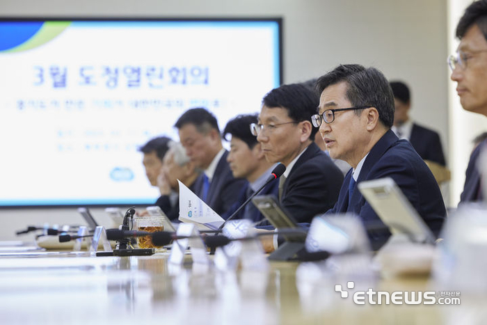 김동연 경기지사가 17일 오후 경기도청 북부청사에서 열린 3월 도정열린회의에 참석해 모두 발언을 하고 있다.