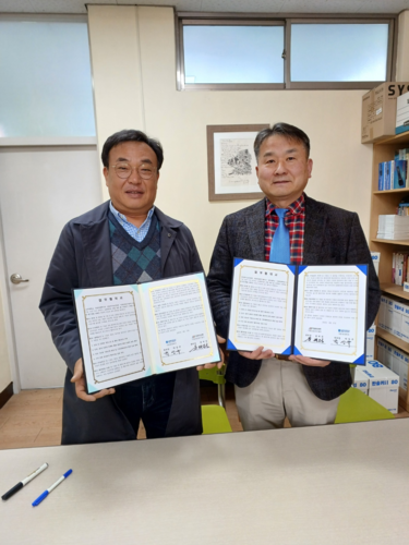 박상규 남부대 식품영양학과 학과장(왼쪽)과 윤제정 전남바이오진흥원 식품산업연구센터장이 전남지역 식품산업 발전을 위한 상호 협력 협약(MOU)을 체결했다.