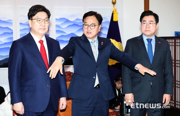 여야 원내대표 회동 주재하는 우원식 의장