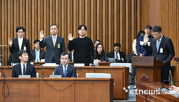 국회 정무위원회의 홈플러스·MBK파트너스 및 삼부토건 관련 긴급 현안질의가 18일 서울 여의도 국회에서 열렸다. 김광일 MBK파트너스 부회장 겸 홈플러스 공동대표를 비롯한 증인들이 선서를 하고 있다.  이동근기자 foto@etnews.com