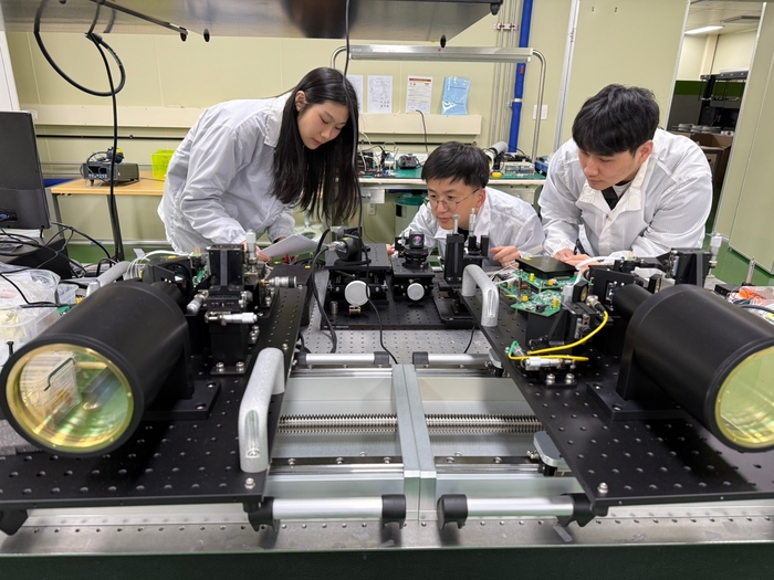 ETRI 연구진이 광무선 통신 기술을 연구하고 있다.