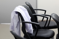 서울 시내 한 의과대학 연구실 의자에 걸린 가운. 연합뉴스.