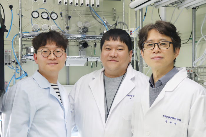 기술개발 연구진. 왼쪽부터 최홍일, 이용재, 김희식 박사.