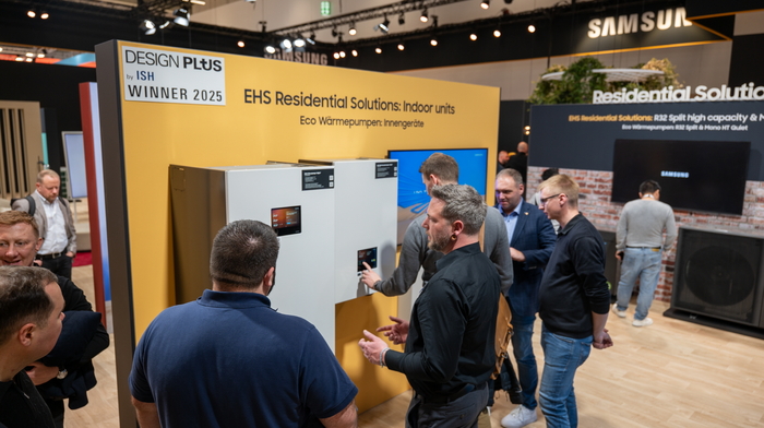 독일 냉난방공조전시회 'ISH 2025'에서 '디자인플러스 어워드' 상을 받은 삼성전자 '슬림핏 클라이밋허브 모노(Slim Fit ClimateHub Mono)'와 '하이드로 유닛 모노(Hydro Unit Mono)' 전시 모습