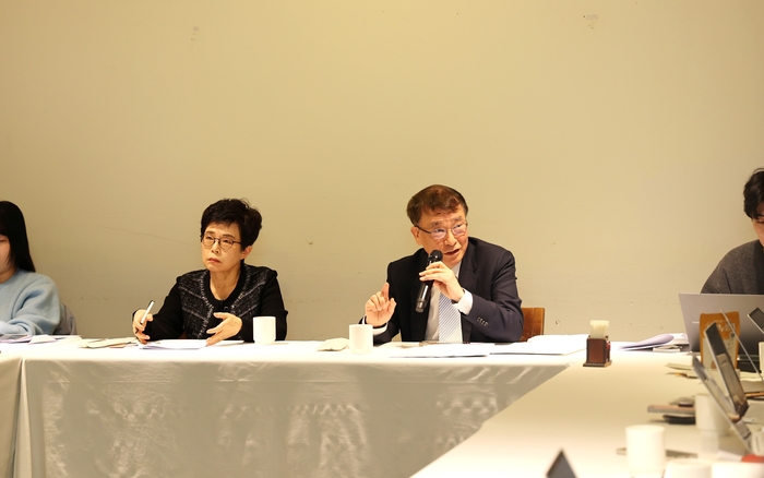 정진호 신임 한국과학기술한림원장(사진 오른쪽)이 기자간담회에서 발언하고 있다.