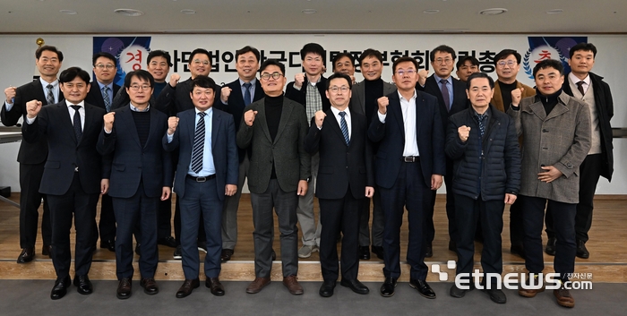 사단법인 한국디지털정부협회 출범 창립총회가 18일 서울 중구 한국지능정보사회진흥원 무교청사에서 열렸다. 윤종인 전 개인정보보호위원회 위원장(앞줄 왼쪽에서 네 번째부터), 강동석 디지털정부협회 초대 회장, 강병준 전자신문 사장 등 주요 내빈과 협회 설립 발기인이 기념촬영 하고 있다.  이동근기자 foto@etnews.com