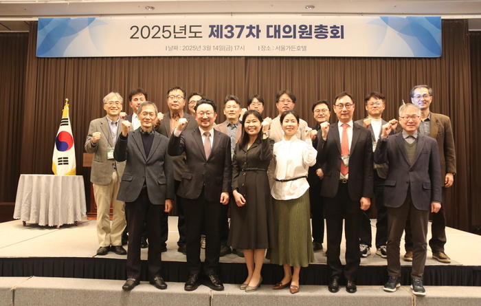 한국음악실연자연합회는  14일 서울가든호텔에서 '2025 음실련 제37차 대의원총회'을 열고 음악실연자 권리 보호를 위한 '정책 자문위원회'를 신설하고 위원들을 위촉했다.