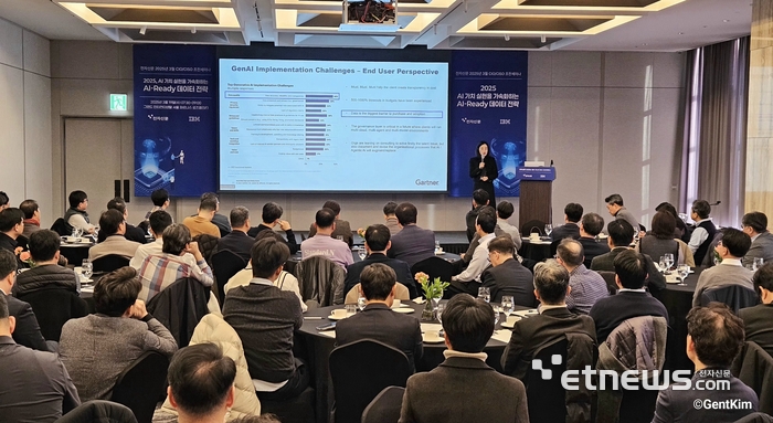 19일 서울 삼성동 그랜드 인터컨티넨탈호텔에서 전자신문 주최로 열린 최고정보책임자(CIO)·최고정보보호책임자(CISO) 조찬 세미나에서 참석자들이 이지은 한국IBM 전무의 발표를 경청하고 있다.