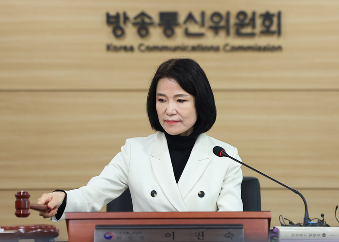 이진숙 방송통신위원회 위원장이 19일 정부과천청사 방통위에서 열린 6차 위원회 회의에서 개회 선언을 하고 있다.(연합뉴스)