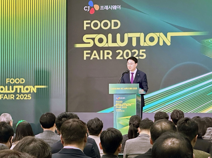 오늘 19일, 서울 서초구 양재동 aT센터에서 열린 〈푸드 솔루션 페어 2025〉에서 이건일 CJ프레시웨이 대표이사가 환영사를 하고 있다.