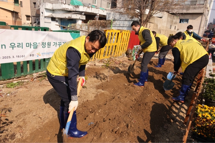 한국산업단지공단 노사 봉사단이 19일 대구 동구 서호동 일대에서 정원의 유지·보수작업 등 지역 환경정비 활동을 하고 있다.
