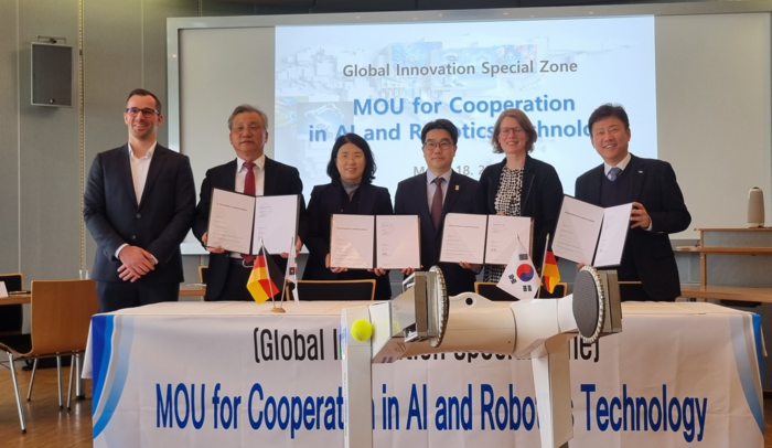 DMI, 대구시, IML, 글로벌로봇클러스터(GRC) 관계자들이 'AI 로봇 기술협력 MOU'를 체결하고 있다. 아헨바흐 IML 부단장, 김창호 GRC 회장, 이윤정 대구시 기계로봇과장, 김성섭 중소벤처기업부 차관, 엘리스 키르흐하임 IML 소장, 송규호 DMI 원장(왼쪽부터)