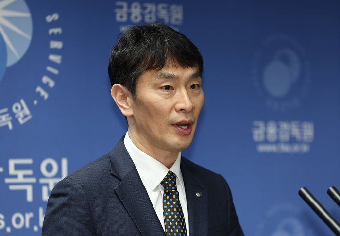이복현 금감원장, 주요 현안 관련 간담회 (서울=연합뉴스) 김인철 기자 = 이복현 금융감독원장이 19일 서울 영등포구 금융감독원 브리핑룸에서 열린 출입기자단 간담회에서 우리금융과 홈플러스, 상법개정안 등 주요 현안에 대해 발언하고 있다. 2025.3.19 yatoya@yna.co.kr (끝)
