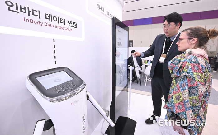 지난해 3월 서울 코엑스에서 열린 제40회 국제의료기기·병원설비전시회 '키메스 2025(KIMES 2025)'에서 관람객이 인바디 데이터 측정결과를 보고 있다. 박지호기자 jihopress@etnews.com