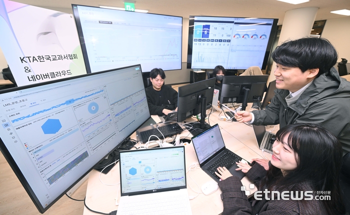 올해부터 교육 현장에 인공지능(AI)디지털교과서가 도입되면서 관련 업계들이 원활한 운영을 위한 준비에 분주하다. 주말 서울 강남구 한국교과서협회와 네이버틀라우드 AI디지털교과서 공동관제센터에서 교과서 발행사별 담당자들이 AI 디지털교과서 트래픽과 서버 운영에 대한 모니터링을 하고 있다. 박지호기자 jihopress@etnews.com