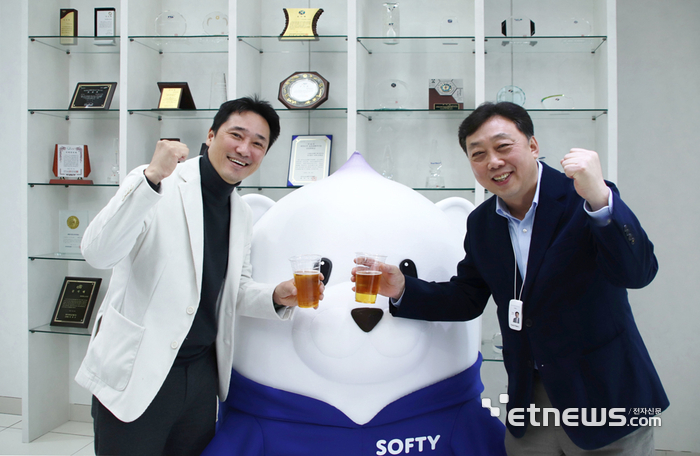 티맥스소프트 사업대표 이형용 사장과 티맥스티베로 사업대표 이희상 사장이 임직원 간 소통과 협력을 도모하는 '하모니데이' 행사에서 축사를 진행하고, 화합을 다졌다.