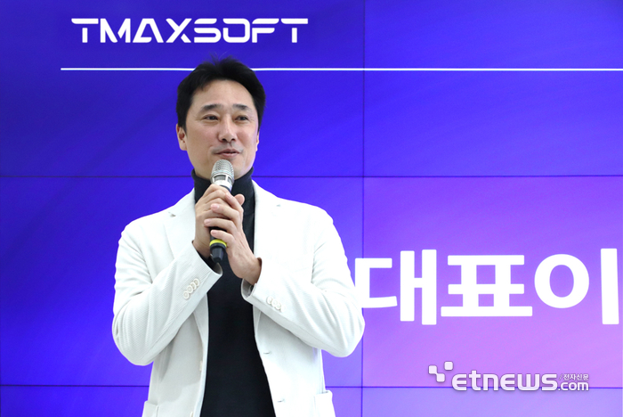 티맥스소프트 사업대표 이형용 사장이 임직원 간 소통과 협력을 도모하는 '하모니데이' 행사에서 축사를 진행하고, 화합을 다졌다.