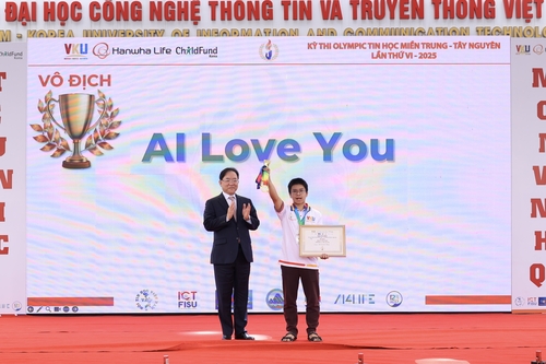 홍정표 한화생명 커뮤니케이션 실장(왼쪽)이 풍 능엔 느어백 AI 트랙 우승팀 AI LOVE You  대표와 기념 촬영을 하고 있다.(사진=한화생명)