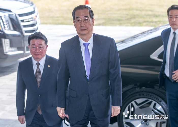 정부청사 출근하는 한덕수 대통령 권한대행 국무총리