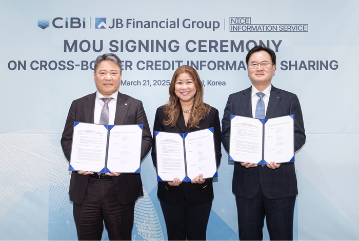 지난 21일 서울 여의도 JB금융지주에서 한국과 필리핀간 신용정보 연계 체계 구축을 위해 열린 업무협약식에서 백종일 전북은행장(왼쪽 첫번째)과 관계자들이 기념촬영을 하고 있다.