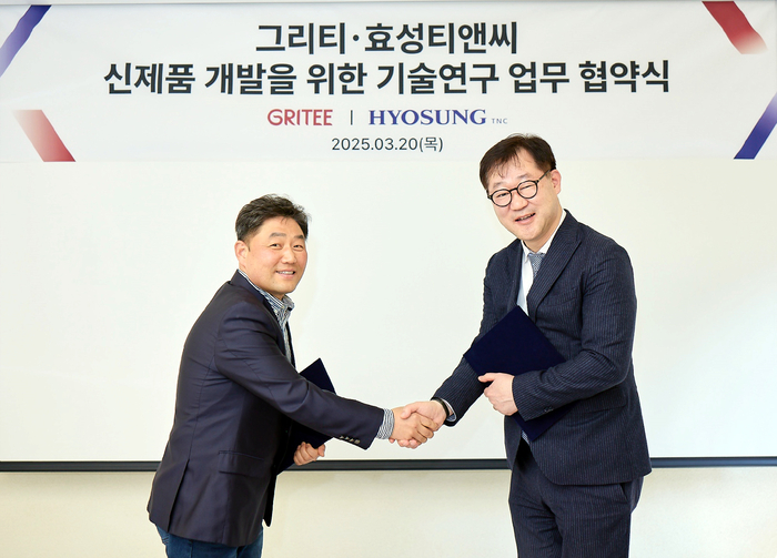 그리티 사업본부 총괄본부장 장성민 부사장(왼쪽), 효성티앤씨 임장규 상무(CMO)가 그리티 본사에서 양사간 협력 관계 구축을 위한 기술 연구 업무 협약을 맺은 후 기념 사진을 찍고 있다. 효성티앤씨
