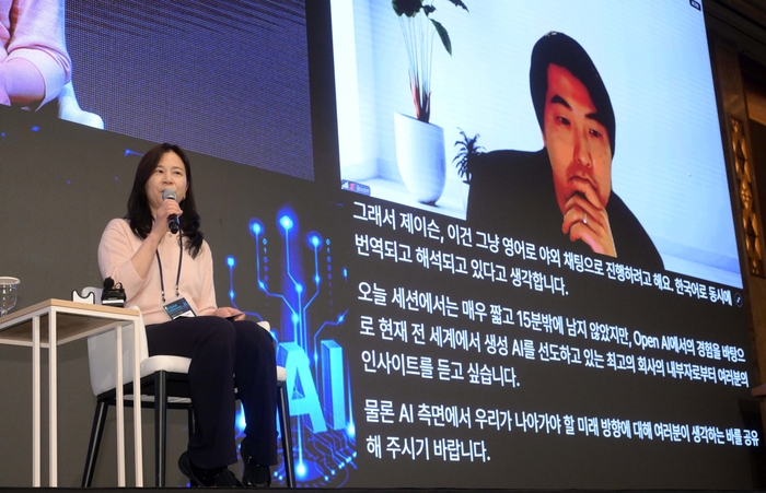 지난 3월 과학기술정보통신부가 주최한 'AI 글로벌 콘퍼런스'에서 제이슨 권 오픈AI CSO(화면)가 영상회의를 통해 대담에 참여했다. 전자신문DB