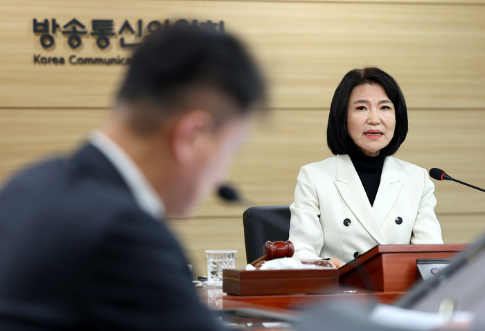 이진숙 방송통신위원회 위원장이 19일 정부과천청사 방통위에서 열린 6차 위원회 회의에 앞서 발언하고 있다. (연합뉴스)