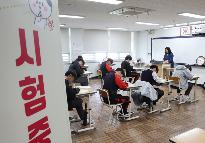 2026학년도 전국연합학력평가가 진행된 지난 3월 26일 부산 동구 부산고등학교 3학년 교실에서 학생들이 시험을 준비하고 있다. [연합뉴스]
