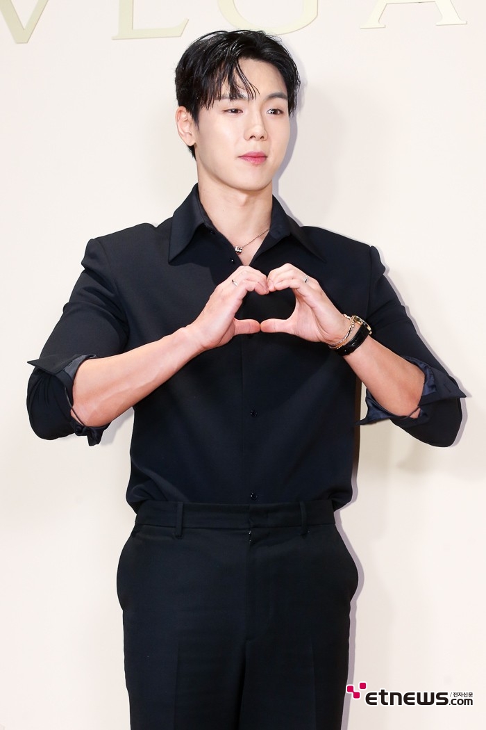 [ET포토] 몬스타엑스 셔누, '하트는 조각이네'