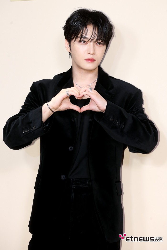 [ET포토] 김재중, '무언가 묘한 하트'