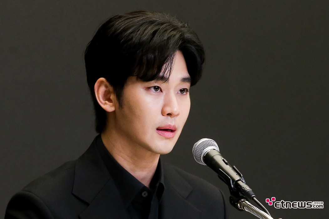 [ET포토] 김수현, '초점 잃은 눈빛'