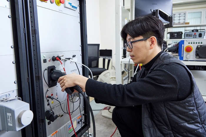 KTL 직원이 전기차 충전기 제품에 대한 OCPP 시험을 진행하고 있다.