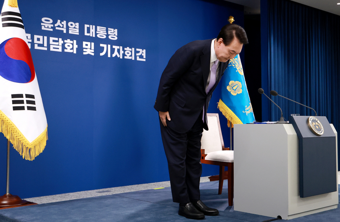 윤석열 대통령이 7일 오전 서울 용산 대통령실 청사 브리핑실에서 열린 '대국민담화 및 기자회견'에서 국민들에게 사과하며 고개 숙여 인사하고 있다. 2024.11.7
 연합뉴스