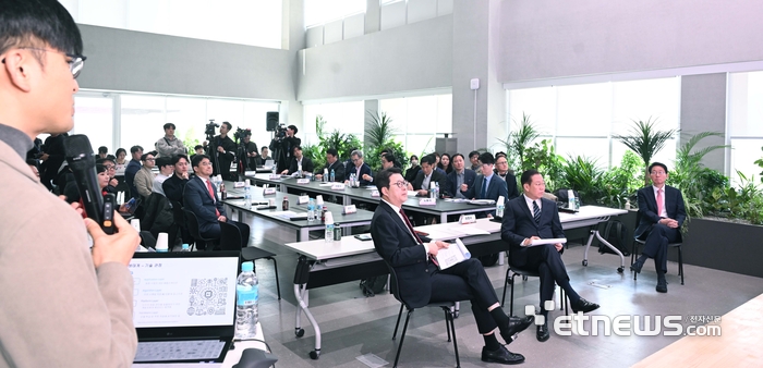 [포토] 정책 제언 듣는 참석자들